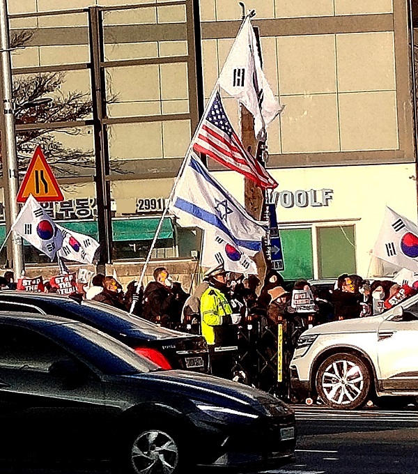 미국 국기와 이스라엘 국기를 흔들며 시위에 나선 한국인