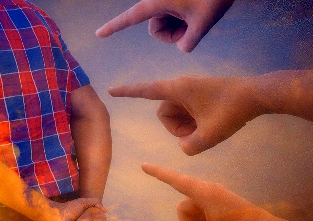 증오와 차별을 의미하는 손가락질 이미지